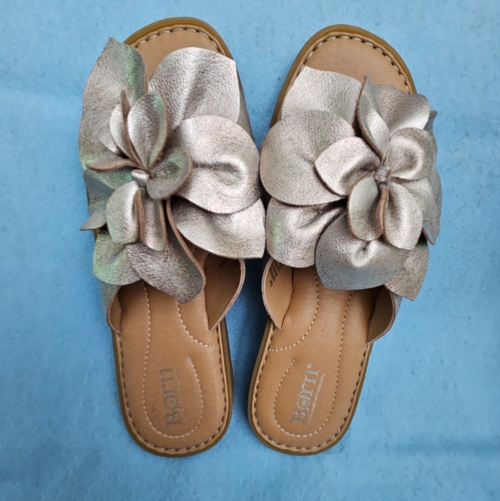 b.o.c. by Born Kasia Flower Slide Sandal Sz 6M- 3D Flower- Metallic Champagne